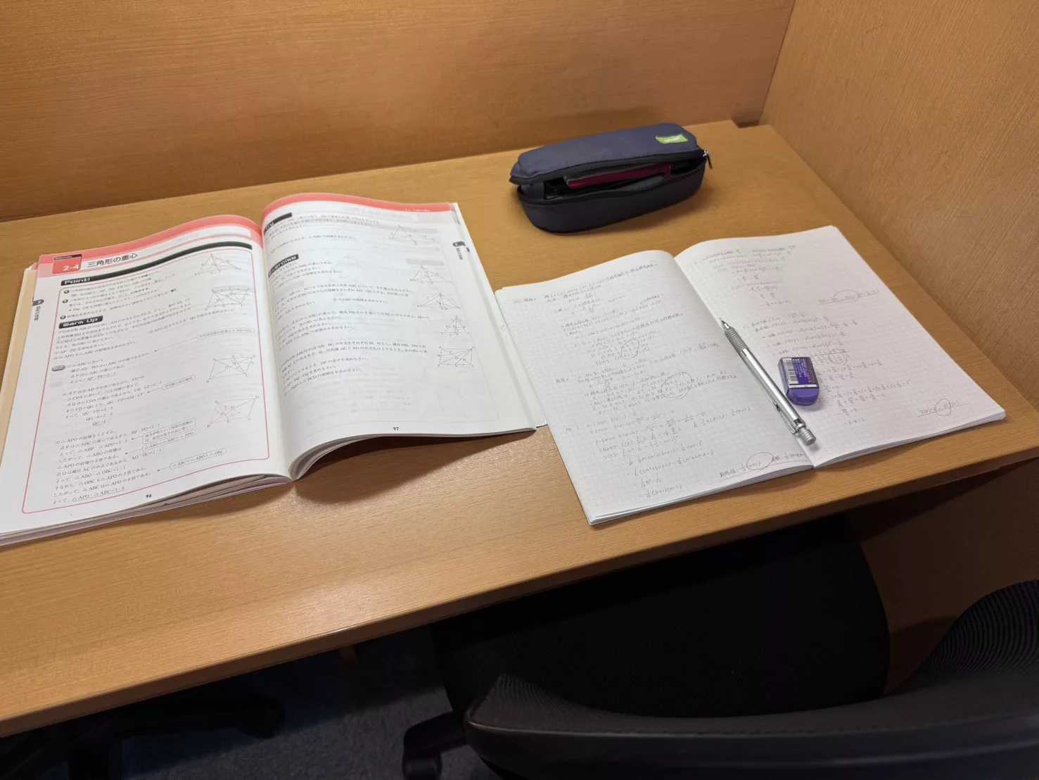 教材とノートを広げて学習できる教室の学習ブース